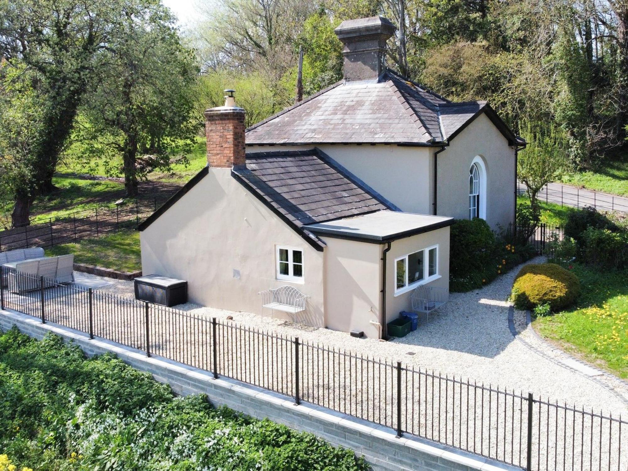 The Lodge Wonastow ภายนอก รูปภาพ